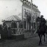 11 listopada 1935 , Defilada w dniu 11 XI 1935 roku w Legionowie. Budynek przy obecnej ul. Piłsudskiego