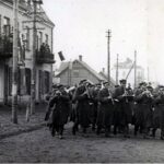 11 listopada 1935 , Defilada w dniu 11 XI 1935 roku w Legionowie. Budynek przy obecnej ul. Piłsudskiego