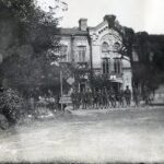 11 listopada 1935 , Defilada w dniu 11 XI 1935 roku w Legionowie. Budynek przy obecnej ul. Piłsudskiego